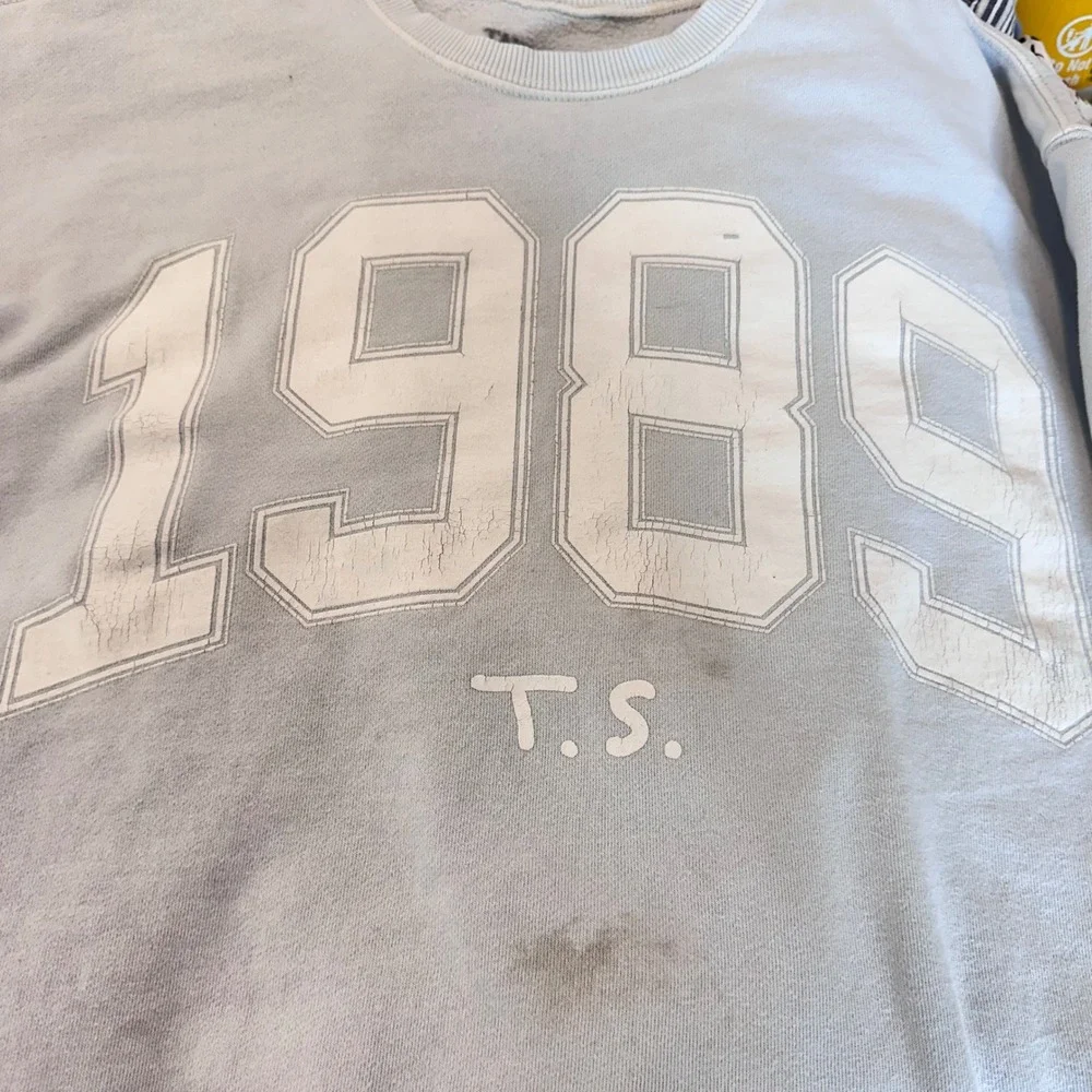 Taylor Swift 1989 Sweatshirt Women Small Blue Crew Neck Graphic Pullover FLAWS - Picture 10 of 10